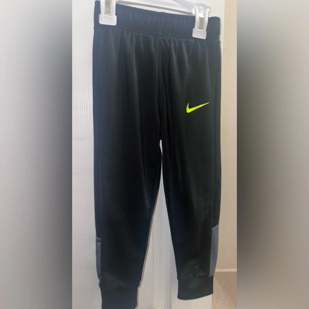 Nike Boys 2-Piece Track Set Full Zip Jacket Jogger Pants Gray Black 4T